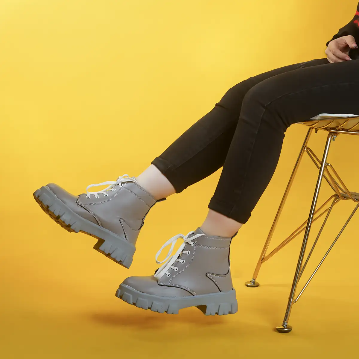 نیم بوت زنانه طوسی مدل Roxana